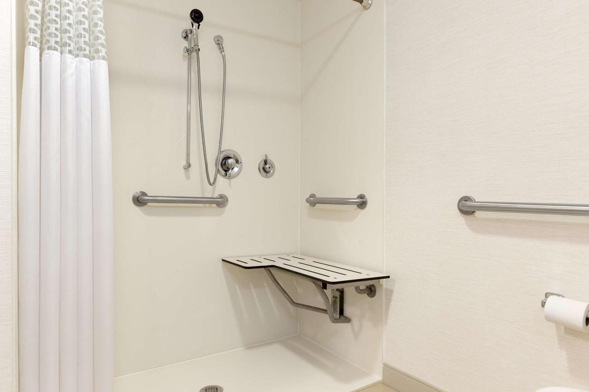 Hampton Inn & Suites By Hilton Manchester Bedford Eksteriør billede
