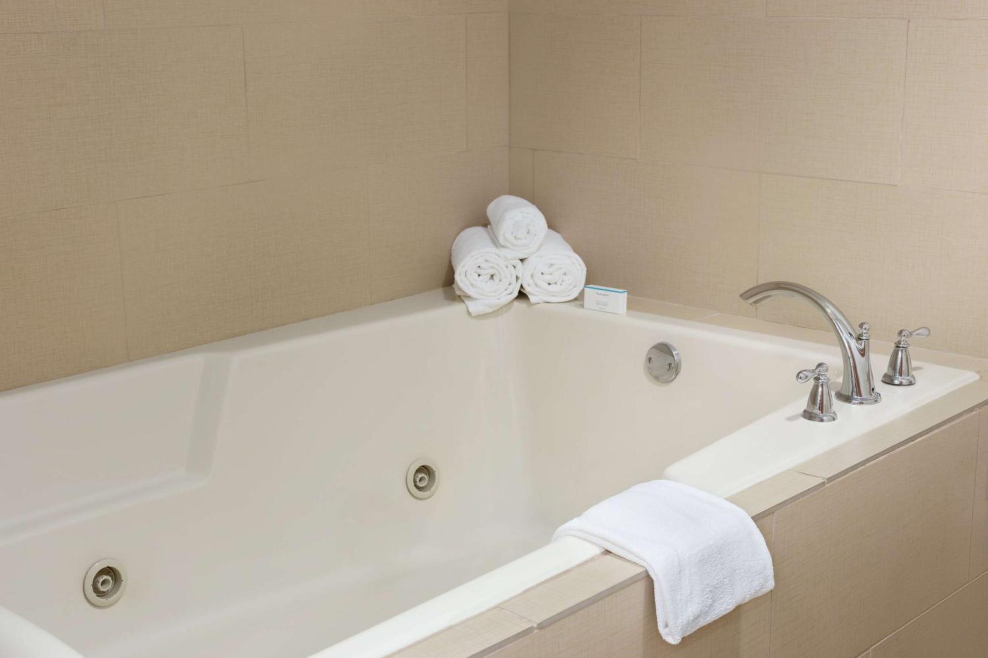 Hampton Inn & Suites By Hilton Manchester Bedford Eksteriør billede