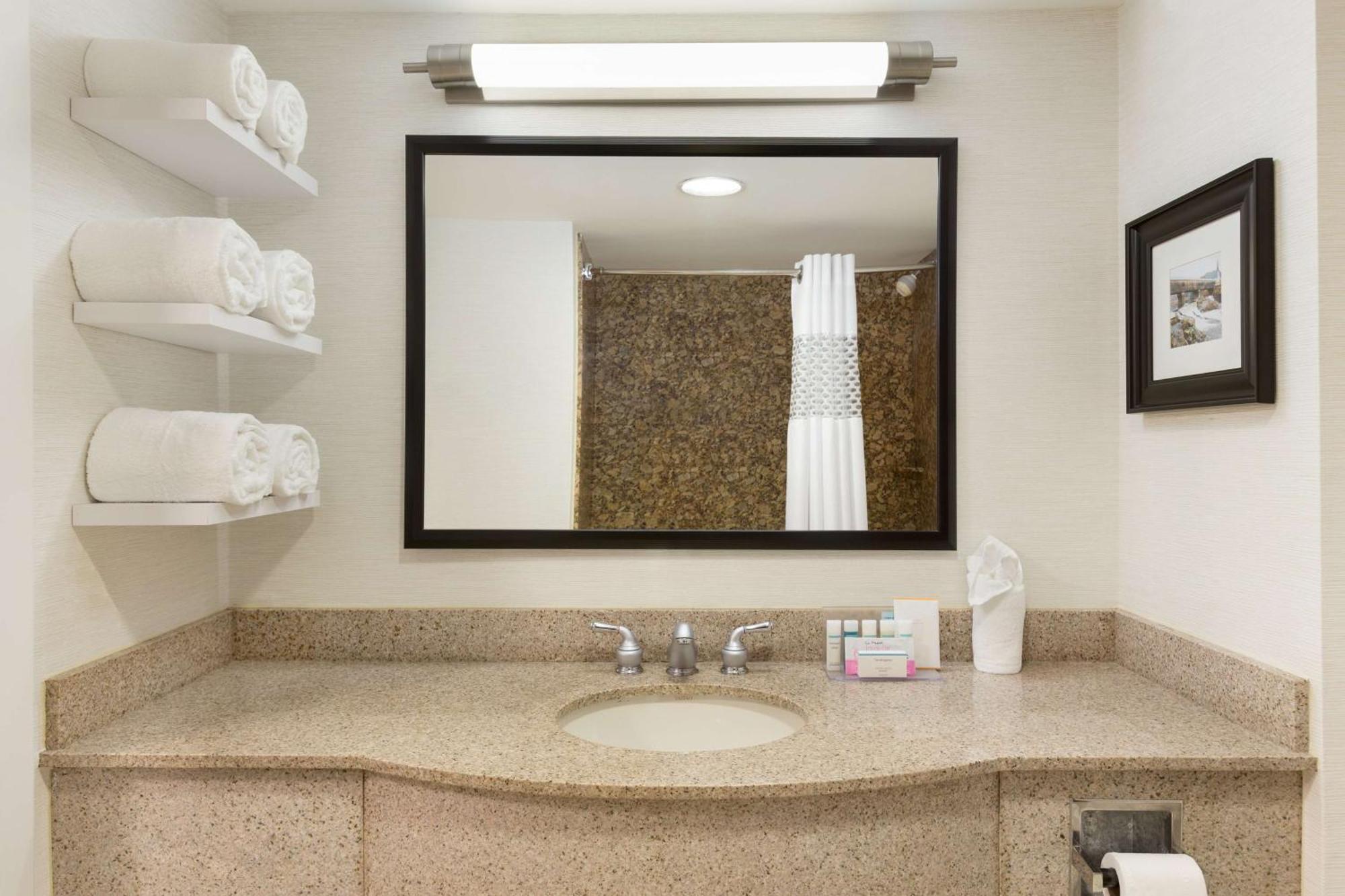 Hampton Inn & Suites By Hilton Manchester Bedford Eksteriør billede