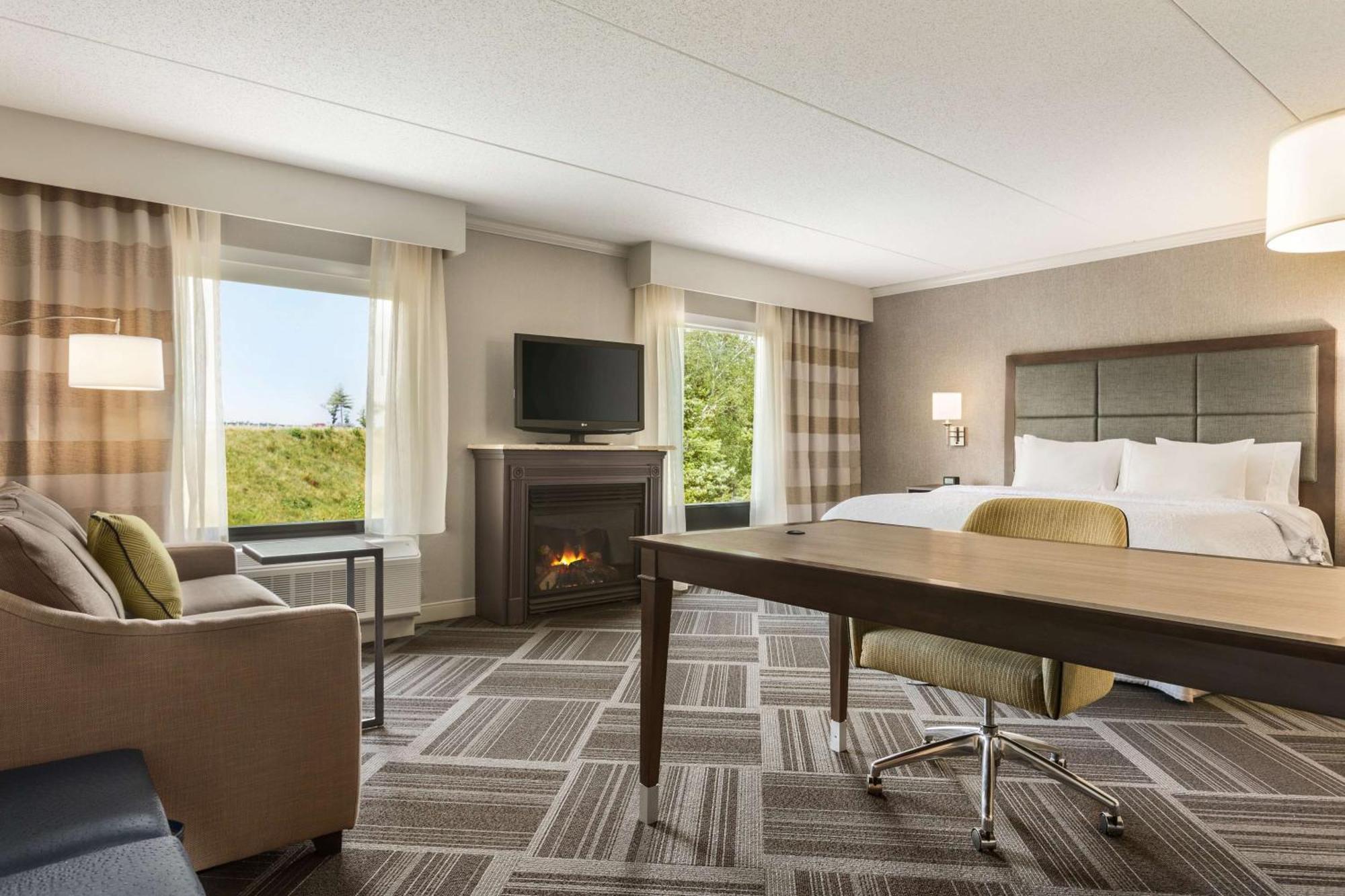 Hampton Inn & Suites By Hilton Manchester Bedford Eksteriør billede