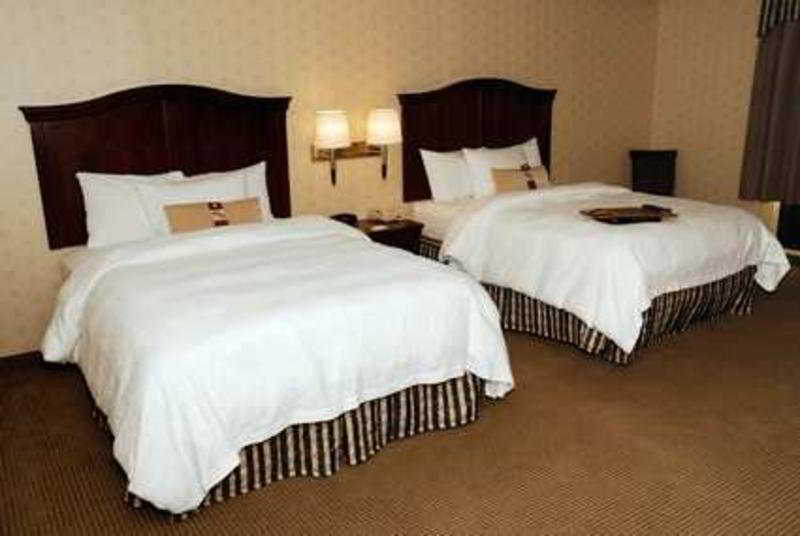 Hampton Inn & Suites By Hilton Manchester Bedford Eksteriør billede