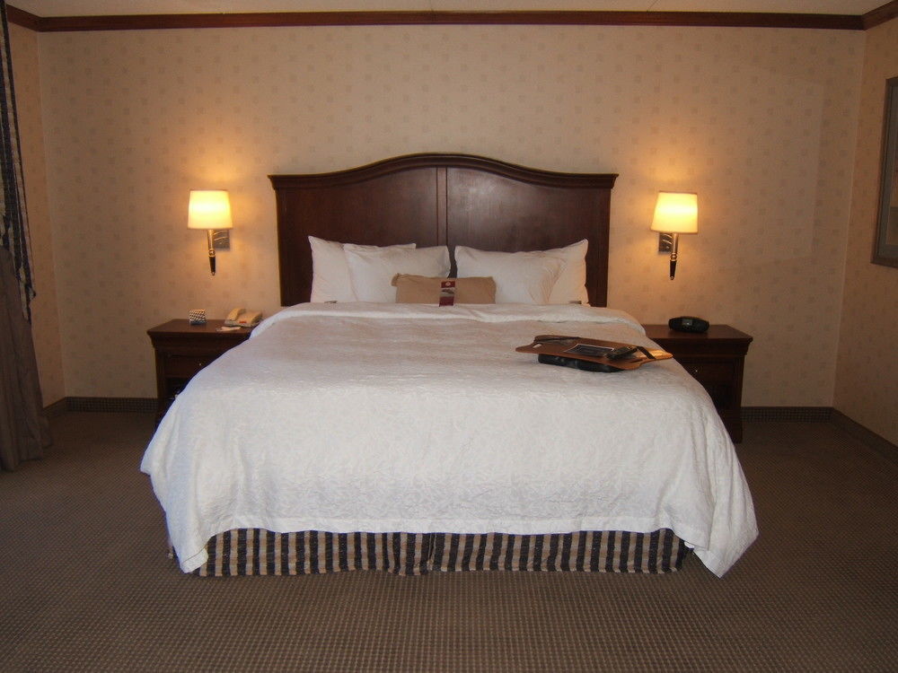 Hampton Inn & Suites By Hilton Manchester Bedford Eksteriør billede